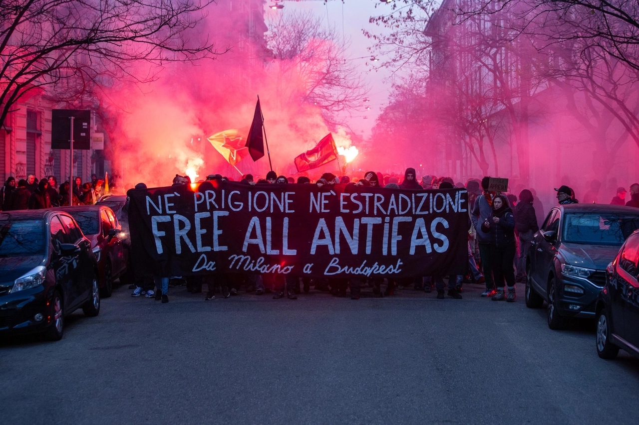 Centinaia a Milano per l'anarchica Ilaria Salis in carcere a Budapest