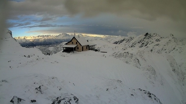Il Rifugio Benigni immerso nella neve (frame da web cam geoportale.caibergamo.it)
