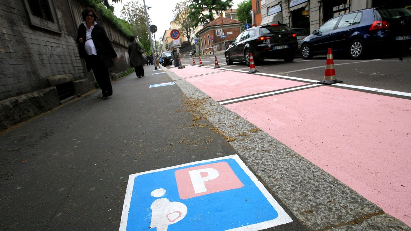 Un parcheggio rosa (Newpress)