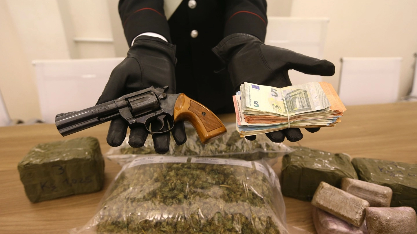 Pistola, soldi e droga sequestrati dai carabinieri (Lapresse)