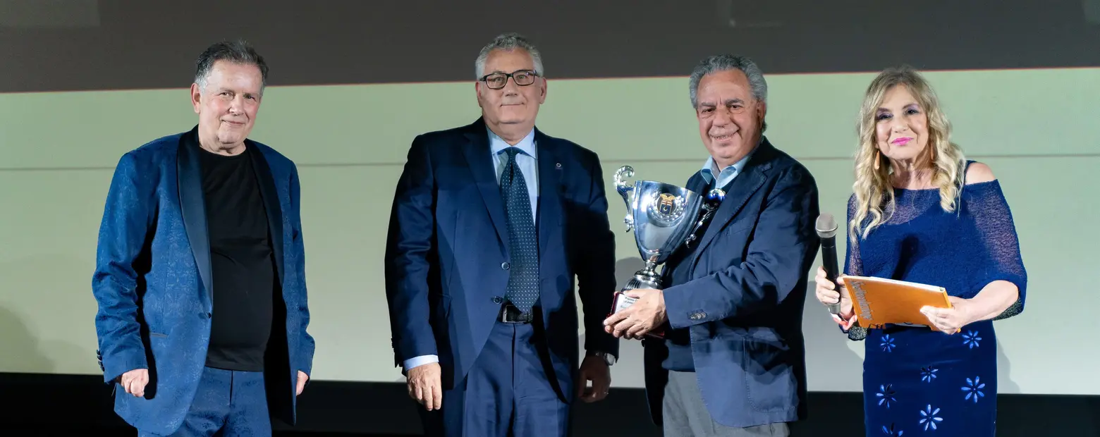 Vince Tempera riceve il premio Vecchioni Vince Tempera riceve il premio Vecchioni