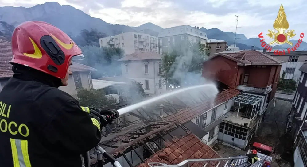 Calolziocorte, incendio nella fabbrica abbandonata: chi c'è dietro le fiamme?