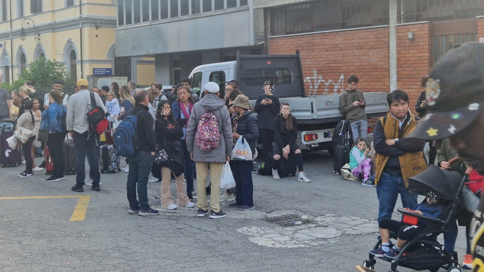 Alcuni dei pendolari e dei turisti in attesa in stazione a Colico