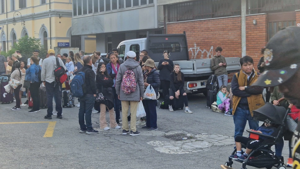Alcuni dei pendolari e dei turisti in attesa in stazione a Colico Alcuni dei pendolari e dei turisti in attesa in stazione a Colico