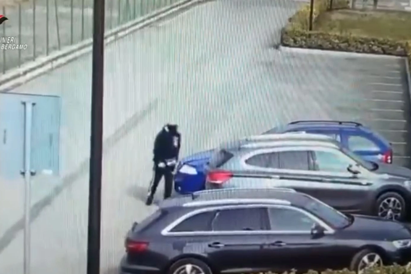 Un frame del video dei carabinieri vede uno degli arrestati in azione