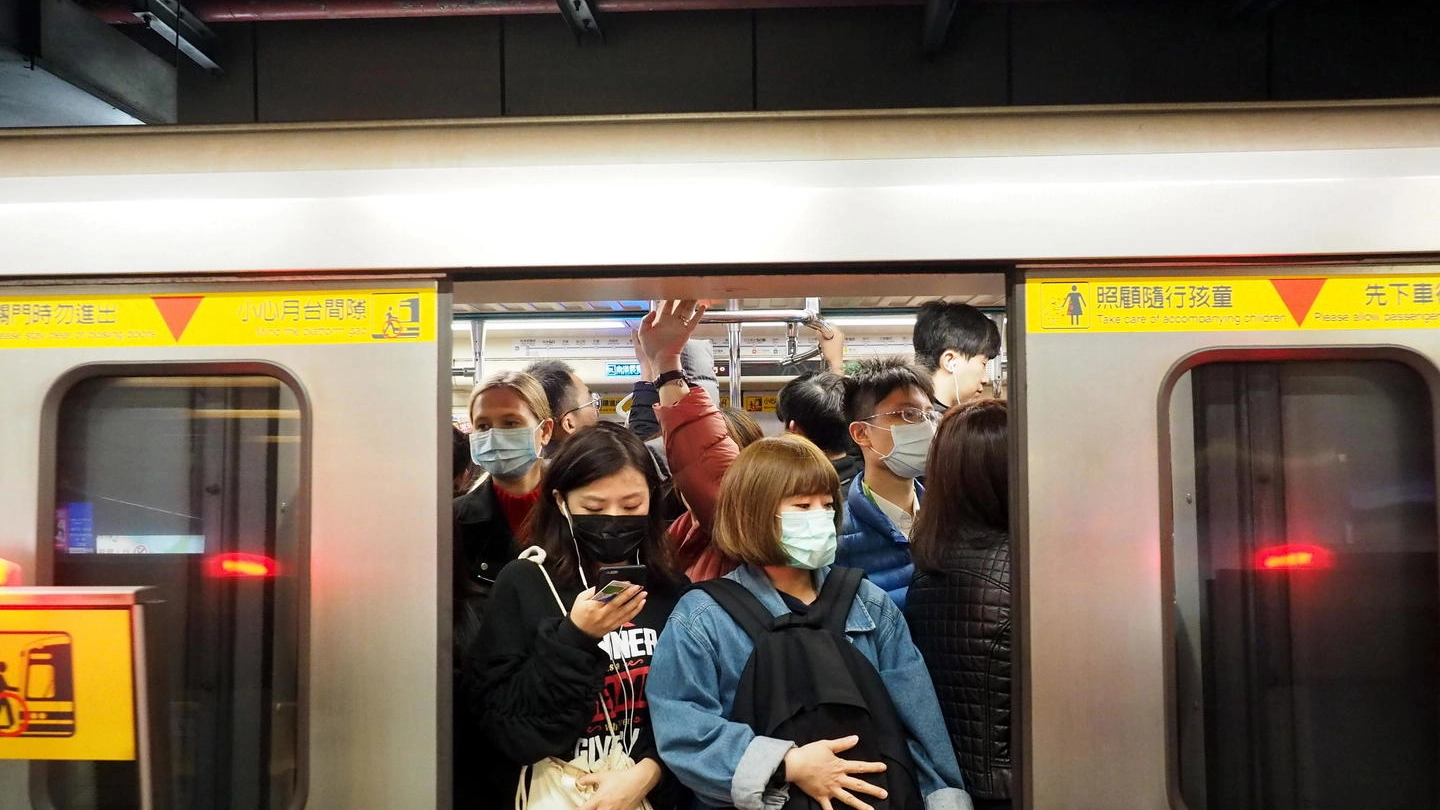 Coronavirus in Cina, passeggeri con la mascherina a Taipei (foto Ansa)