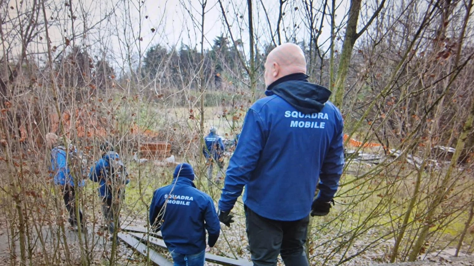 Uno dei sopralluoghi della polizia nell'area dove si pensava potesse essere stato sepolto il cadavere Uno dei sopralluoghi della polizia nell'area dove si pensava potesse essere stato sepolto il cadavere