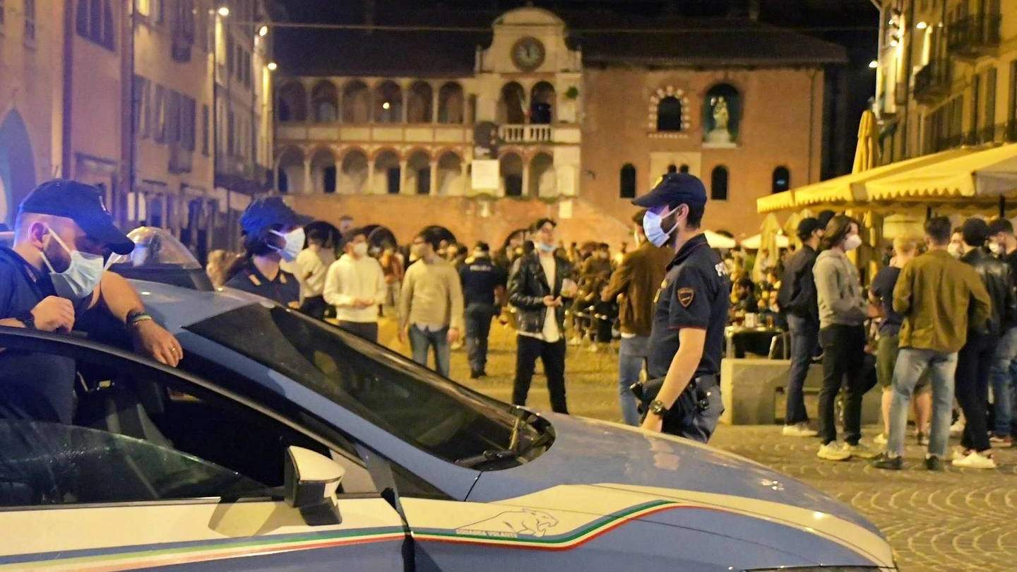 Polizia nella movida di Pavia
