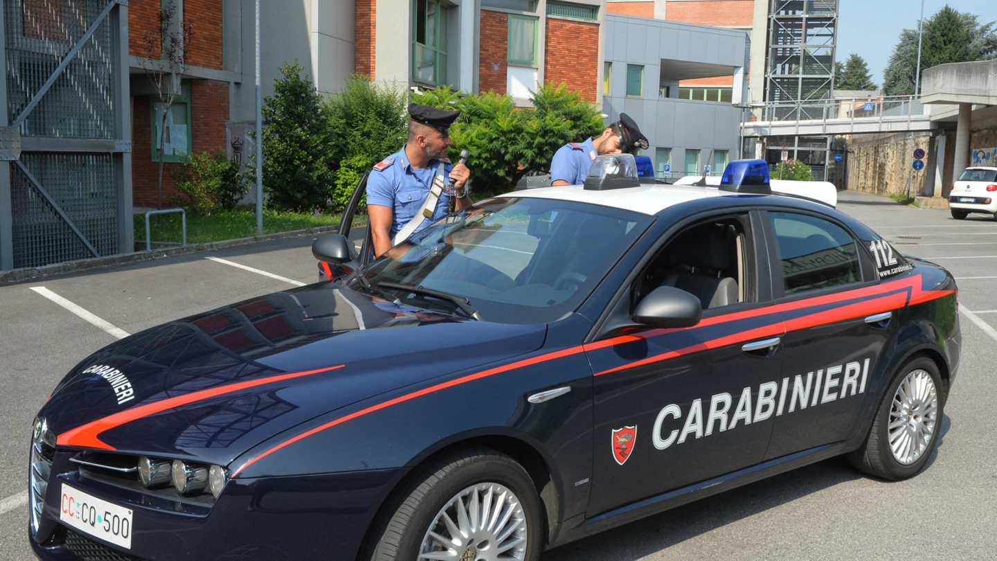 STOP L’arrivo di una gazzella dei carabinieri al liceo classico Legnani: arrestati i due ladri