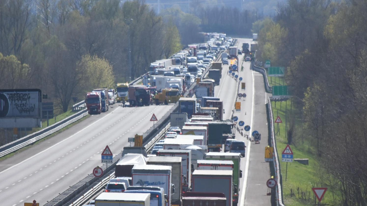 Incidente nel cantiere stradale. Travolto da tir in manovra sulla A7. Ore d’apprensione per un operaio Incidente nel cantiere stradale. Travolto da tir in manovra sulla A7. Ore d’apprensione per un operaio