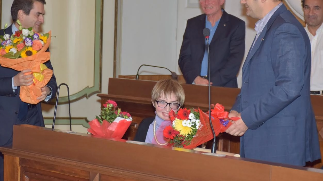 Elena salutata dal sindaco Massimo Depaoli e da mazzi di fiori