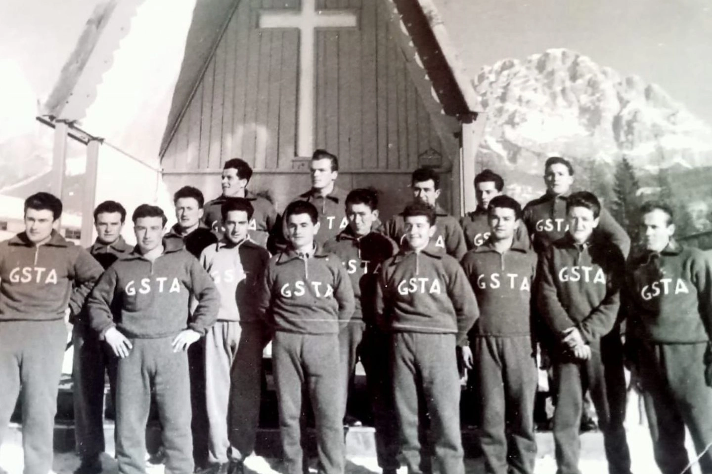 Attilio con il gruppo delle Olimpiadi invernali del 1956 a Cortina
