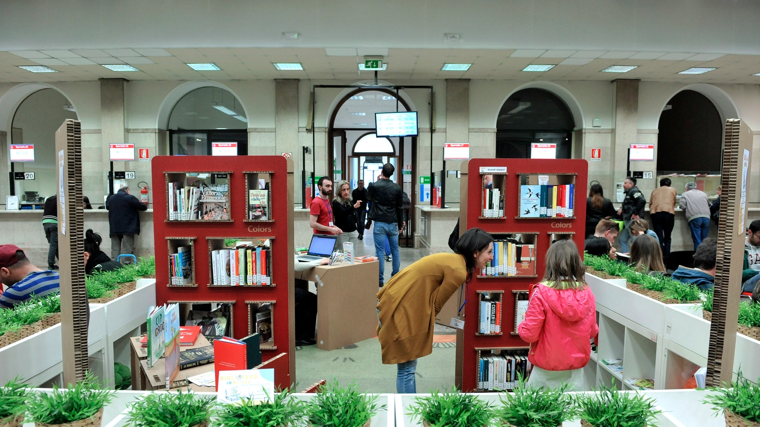 Biblioteca in Attesa all'Anagrafe di via Larga (Newpress)