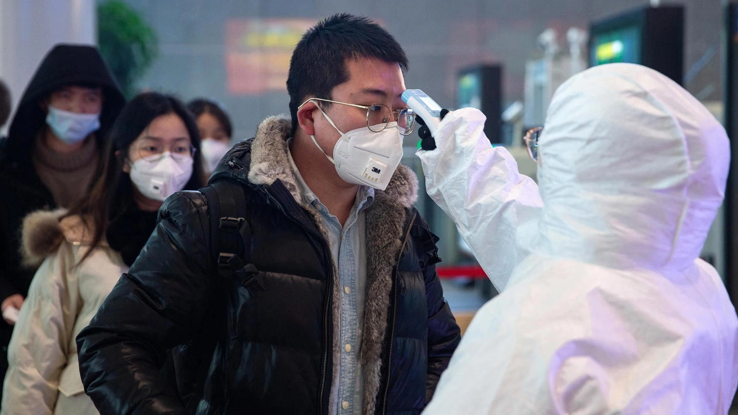 Cina, controlli per il coronavirus (Ansa)