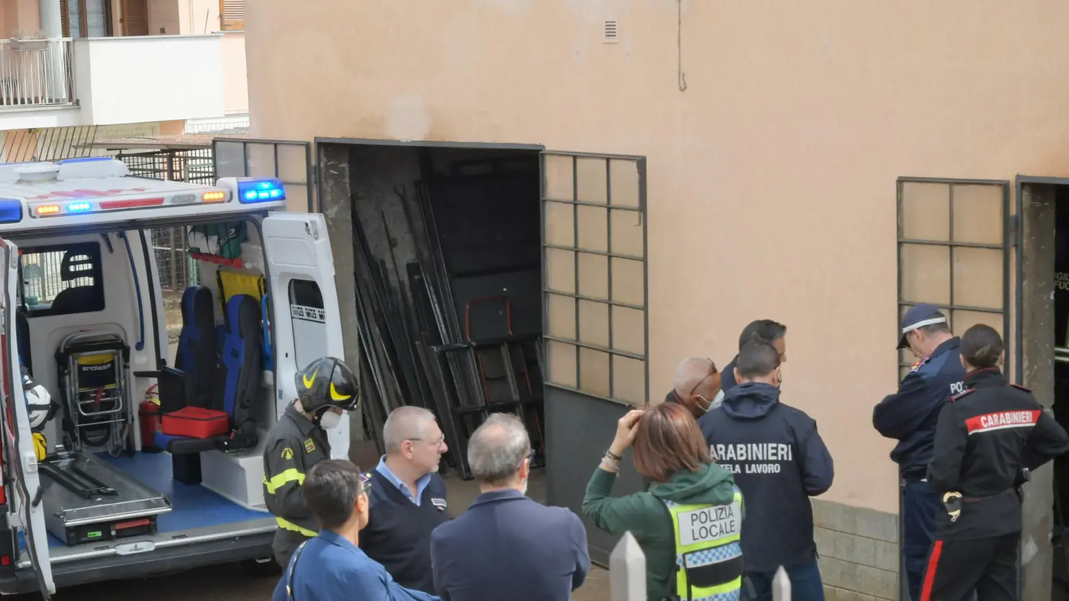 Vestiti incendiati mentre salda uno sgabello: pensionato ustionato Vestiti incendiati mentre salda uno sgabello: pensionato ustionato