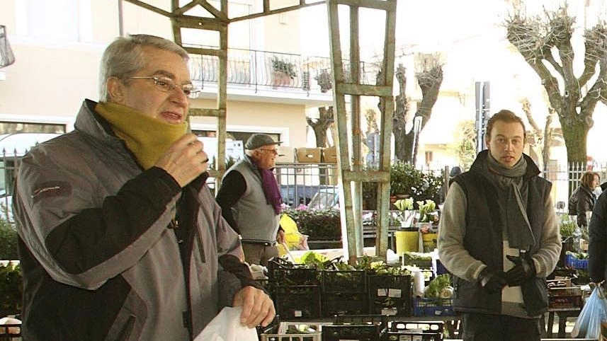 La guerra delle bancarelle. Il Comune punta al trasloco. Ma gli ambulanti sono divisi