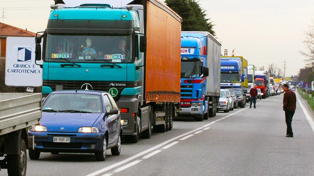 Lunghe file e tanti camion sull’ex statale che collega Bergamo a Cremona