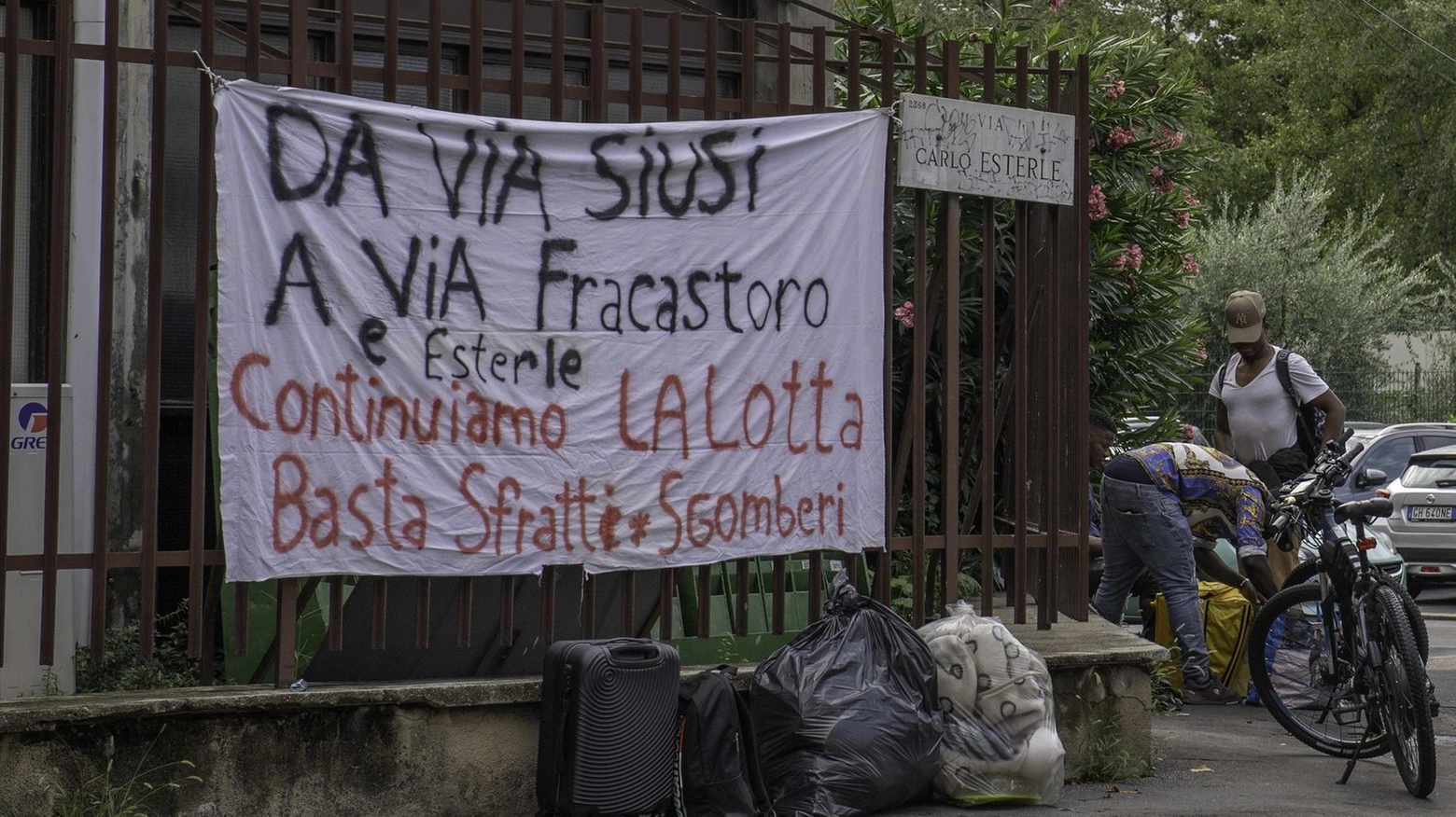 Sgombero in via Esterle Via gli occupanti abusivi dagli ex bagni pubblici Ora spazio alla moschea Sgombero in via Esterle Via gli occupanti abusivi dagli ex bagni pubblici Ora spazio alla moschea