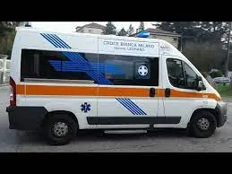 Incidente a Parabiago, auto contro moto in via Einaudi: in ospedale due studenti appena usciti da scuola