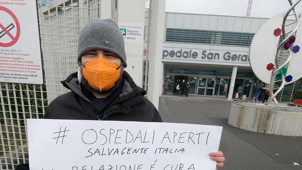 Mirko Damasco davanti all’ingresso dell’ospedale San Gerardo di Monza