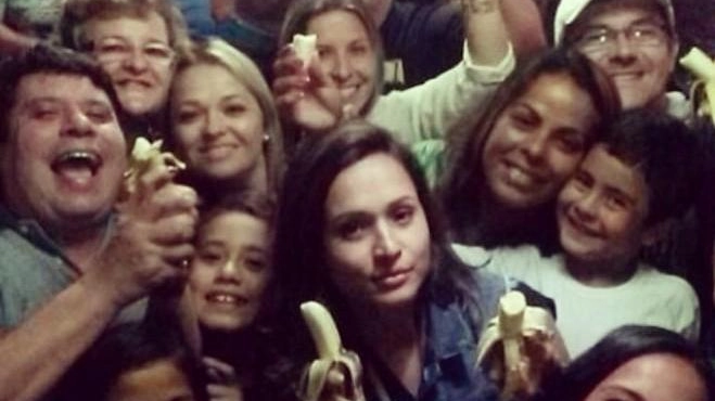 Banana antirazzista: la campagna virale su Twitter con la fidanzata di Dani Alves