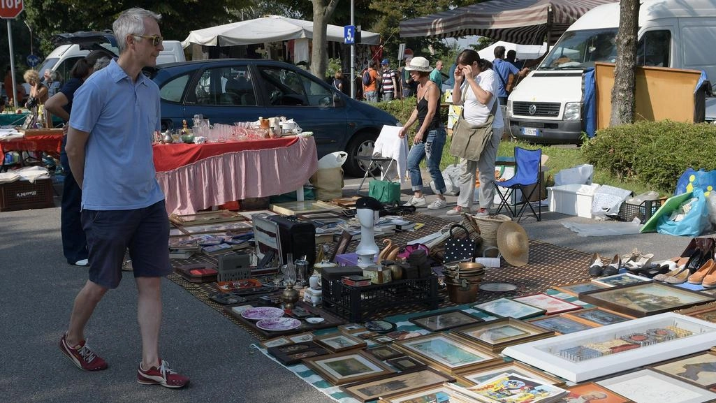All’assalto del mercatino vintage Caccia all’affare fra 200 bancarelle All’assalto del mercatino vintage Caccia all’affare fra 200 bancarelle