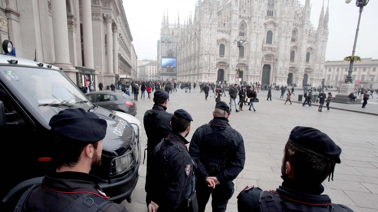 Terrorismo, controlli davanti al Duomo di Milano (Ansa)