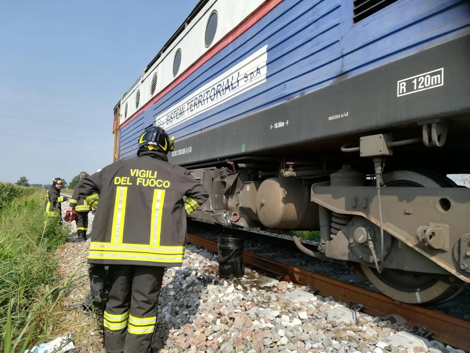 Torreberetti e Castellaro, incidente ferroviario: treno merci urta mezzo agricolo