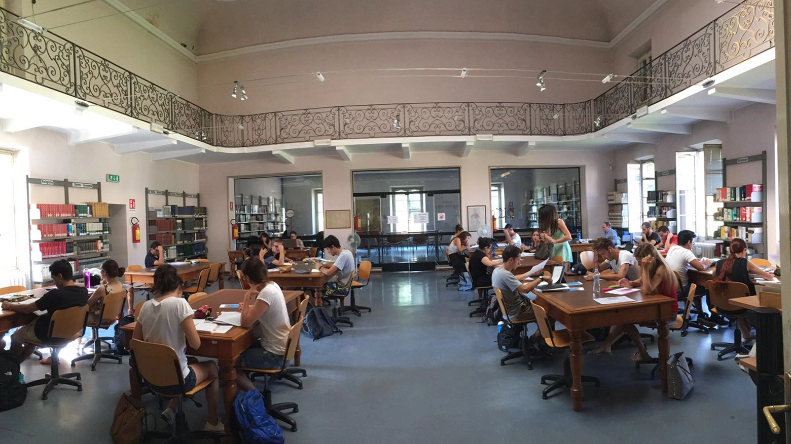 La sala studio della biblioteca civica di Varese piena di studenti