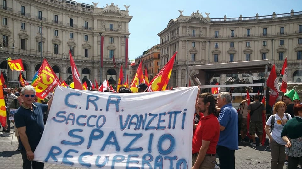 A Roma la protesta degli occupanti della Casa Rossa Rossa
