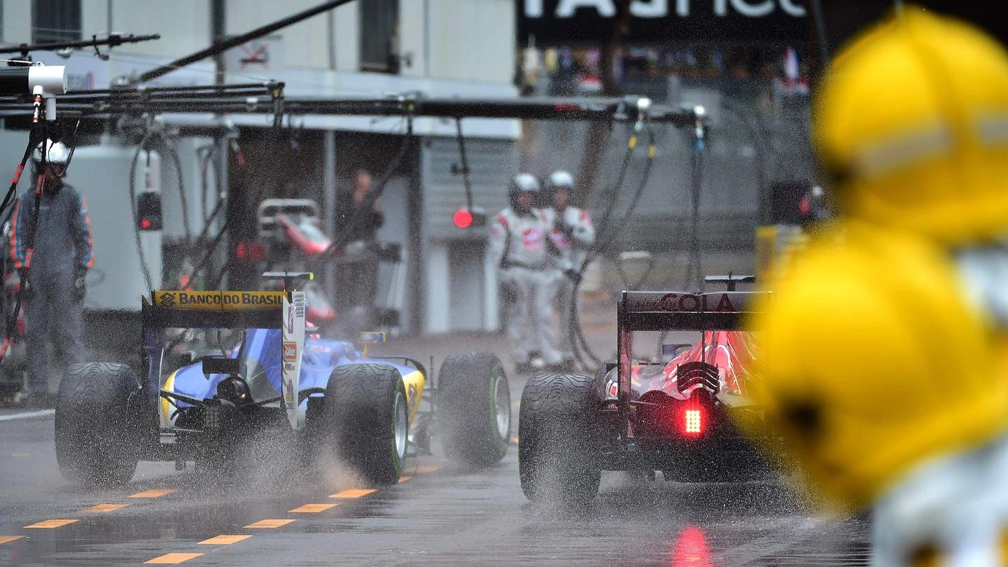 Le due auto si sono sfidate come se fossero sul circuito cittadino di Formula 1 a Montecarlo