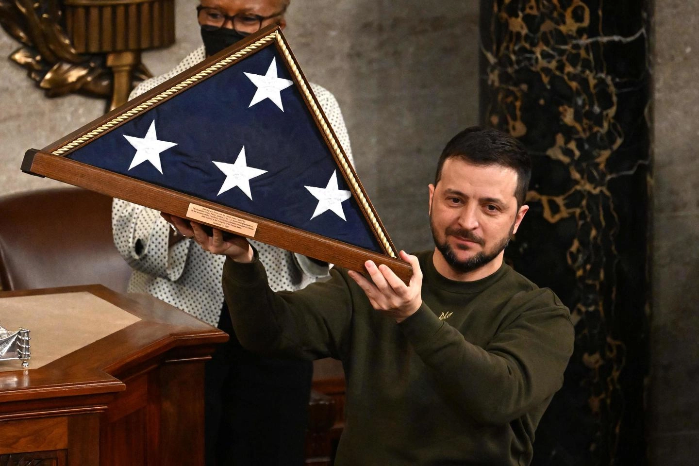 Zelensky ha ricevuto la bandiera americana dalla speaker Nancy Pelosi