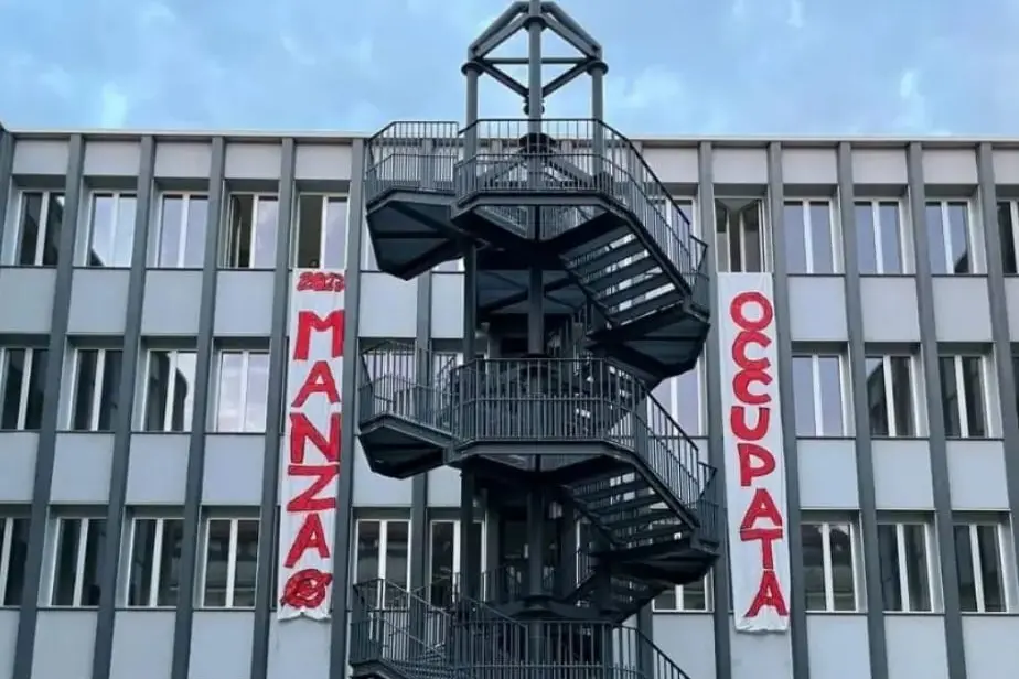 Scuola civica Manzoni di Milano occupata (Foto Facebook)