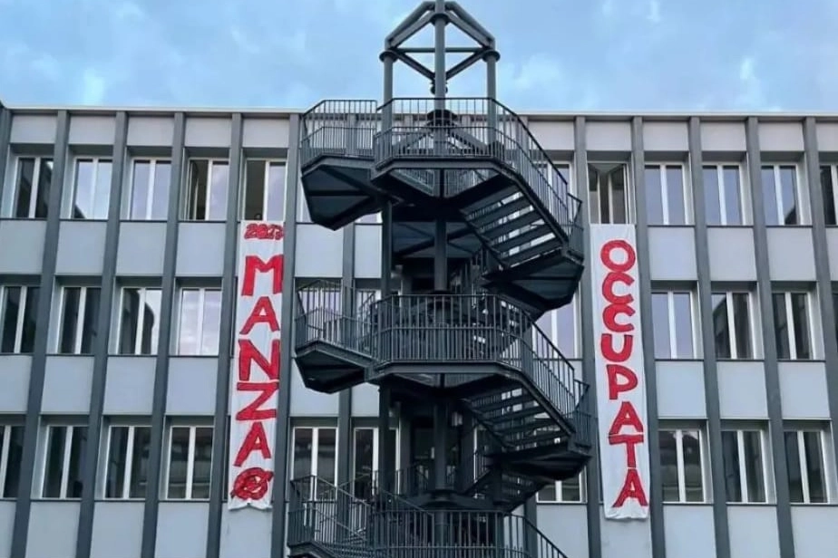 Scuola civica Manzoni di Milano occupata (Foto Facebook)