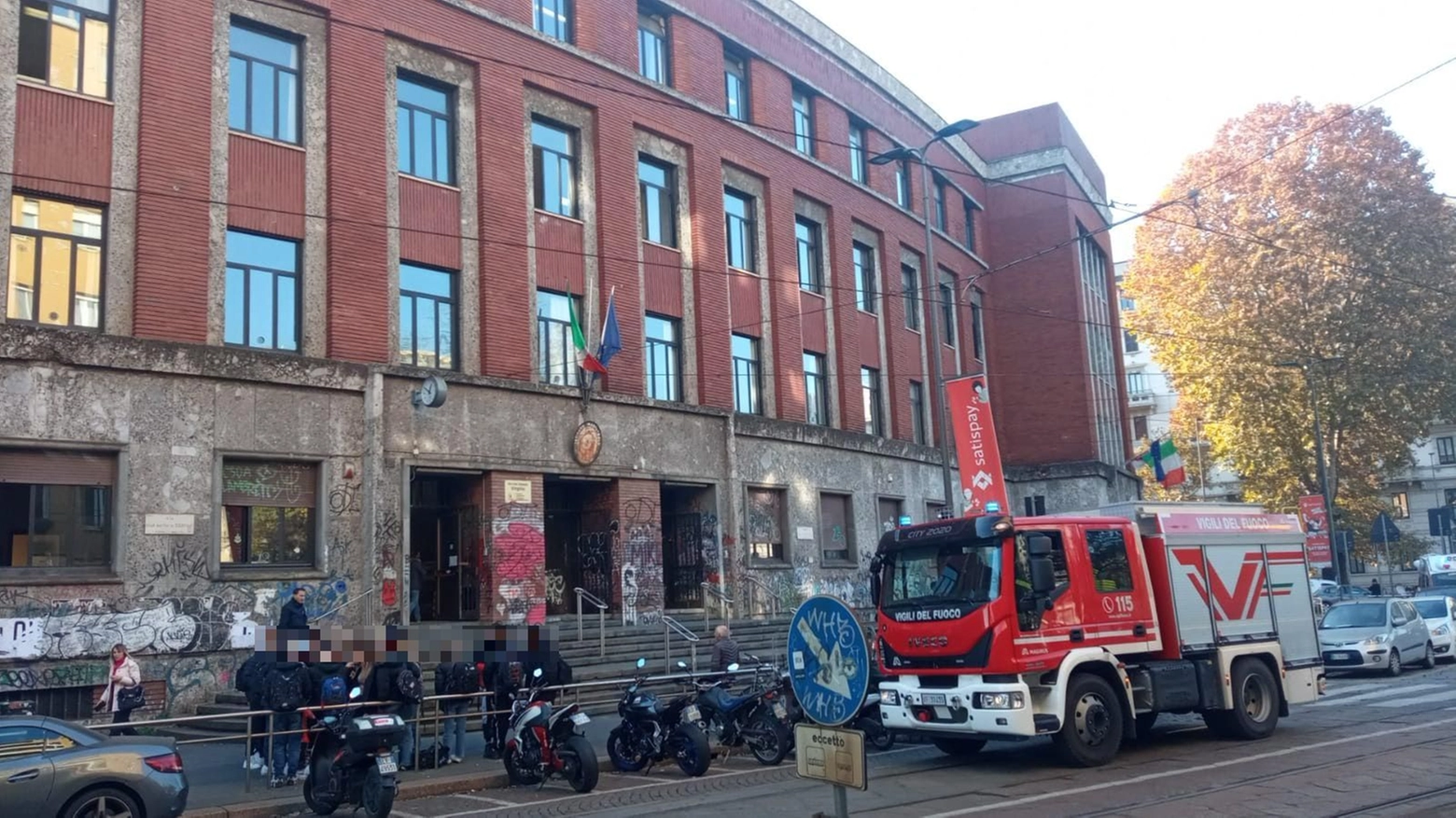I vigili del fuoco al liceo Virgilio in piazza Ascoli a Milano