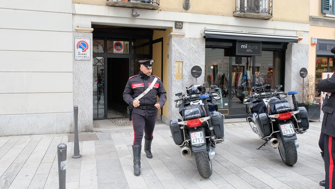 I carabinieri motociclisti sotto la sede della Visverbi