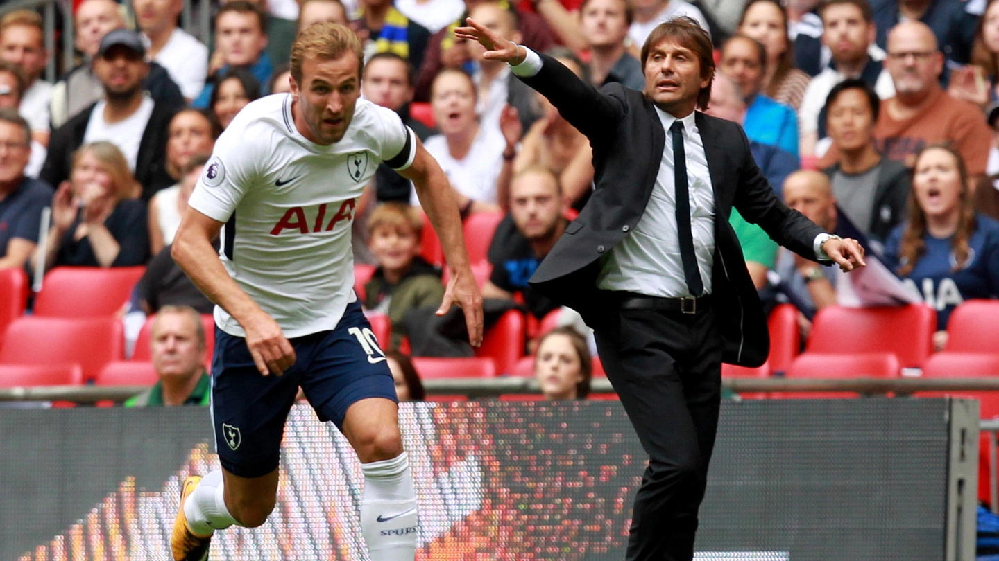 Harry Kane e Antonio Conte durante un derby londinese tra Spurs e Chelsea (Ansa)