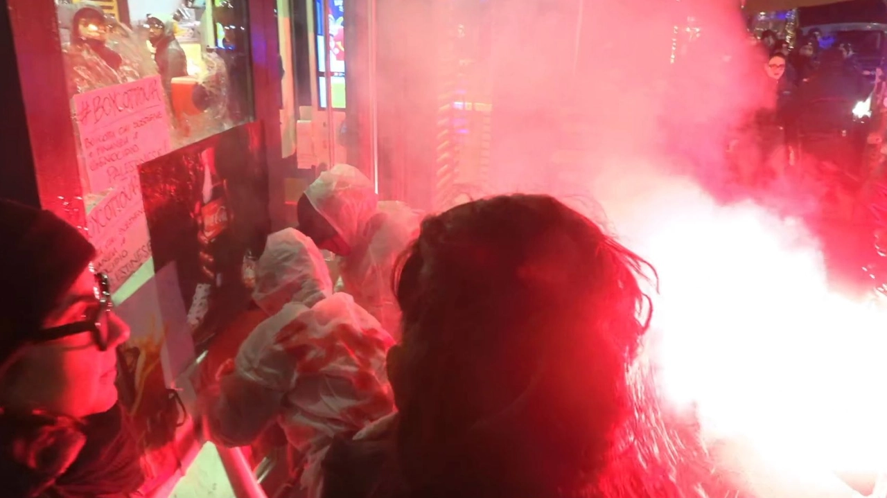 Un momento della manifestazione antagonista