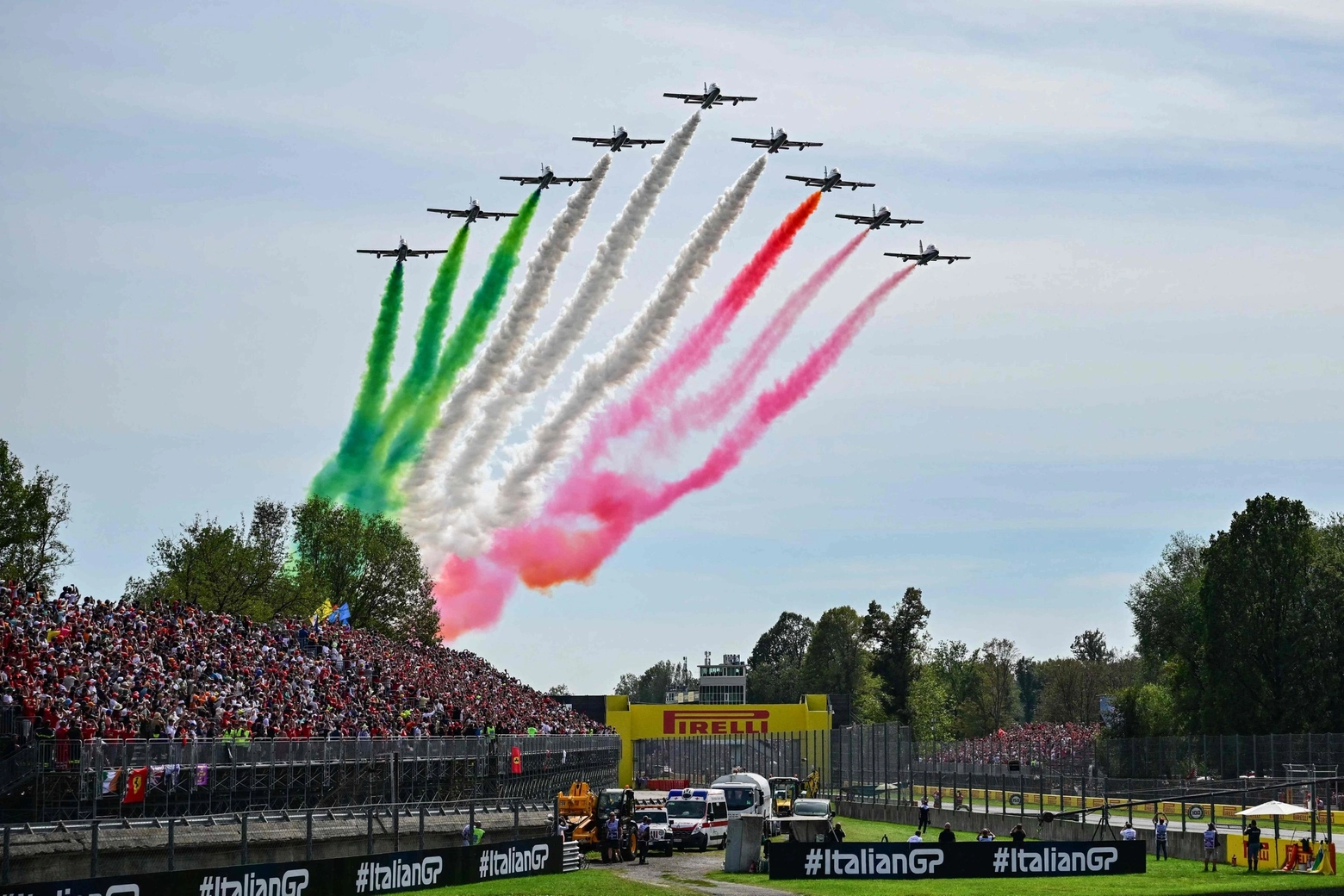Le Frecce tricolori sfrecciano nei cieli di Monza prima del via del Gran Premio di Formula 1