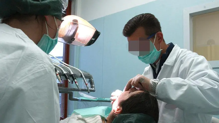 "Non riuscivo a mangiare né parlare", nei guai i dentisti in franchising