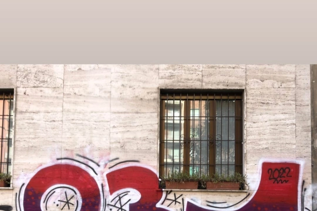 Scritta su un palazzo di Milano