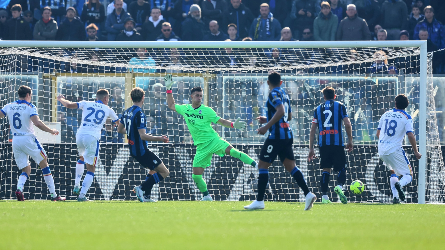 Salentini a segno in apertura con Ceesay e al 73’ con Blin. Non basta una rete di Hojlund nel finale