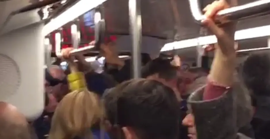 Tifosi dell'Arsenal vandalizzano un vagone della metropolitana / VIDEO