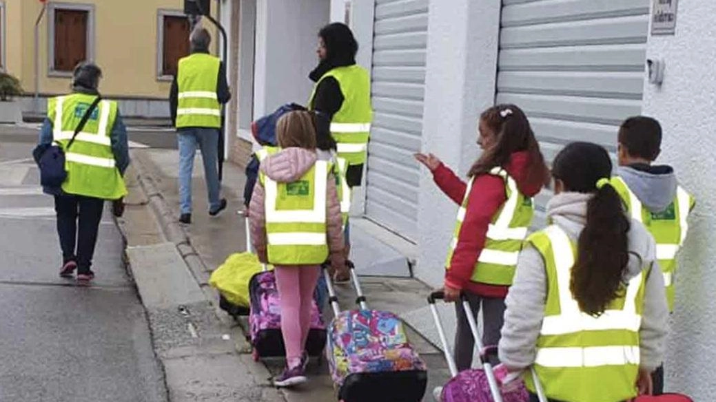 Bimbi a scuola. Pedibus cerca altri volontari Bimbi a scuola. Pedibus cerca altri volontari