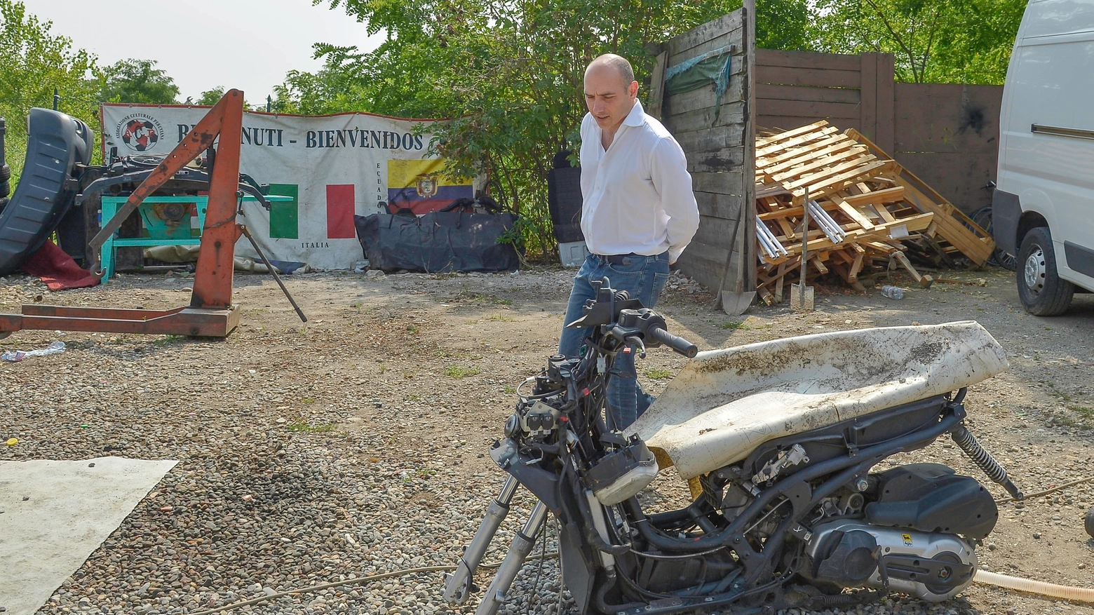 Il consigliere Morelli davanti alla carcassa di una moto nel campo di Vaiano Valle