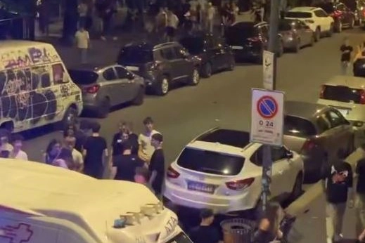 La folla in strada durante la festa notturna L’evento ha richiamato centinaia di giovani