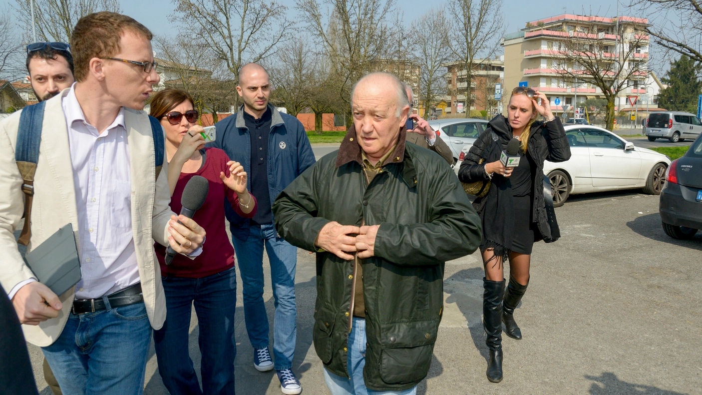L’arrivo in caserma di Mario Cattaneo, 67 anni,  circondato da cronisti (Cavalleri)