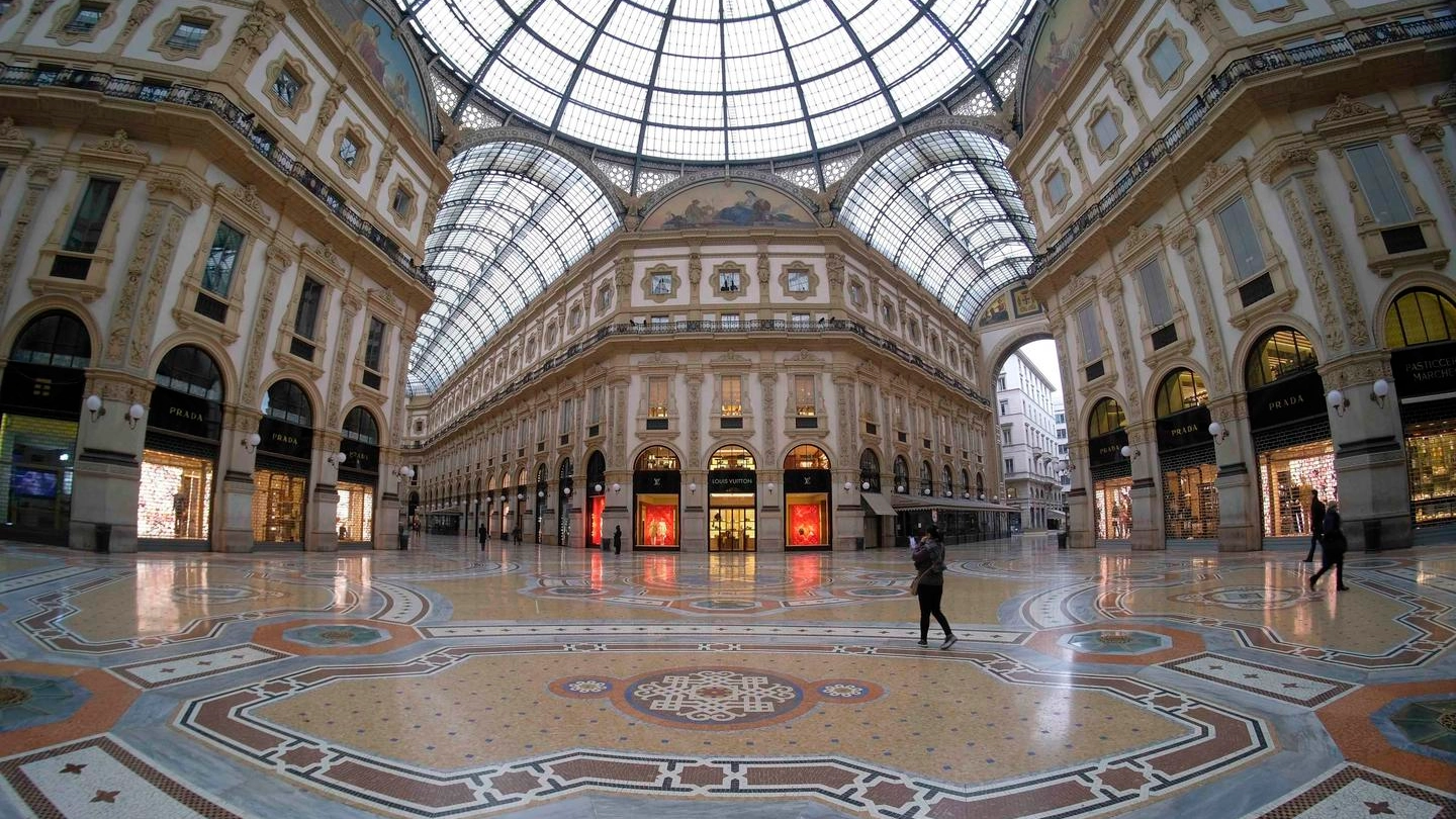 Milano, la galleria Vittorio Emanuele deserta (Ansa)