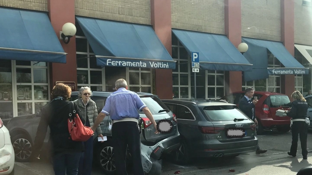 Crema, centra quattro auto e una vetrina: "Tradita dal cambio automatico"