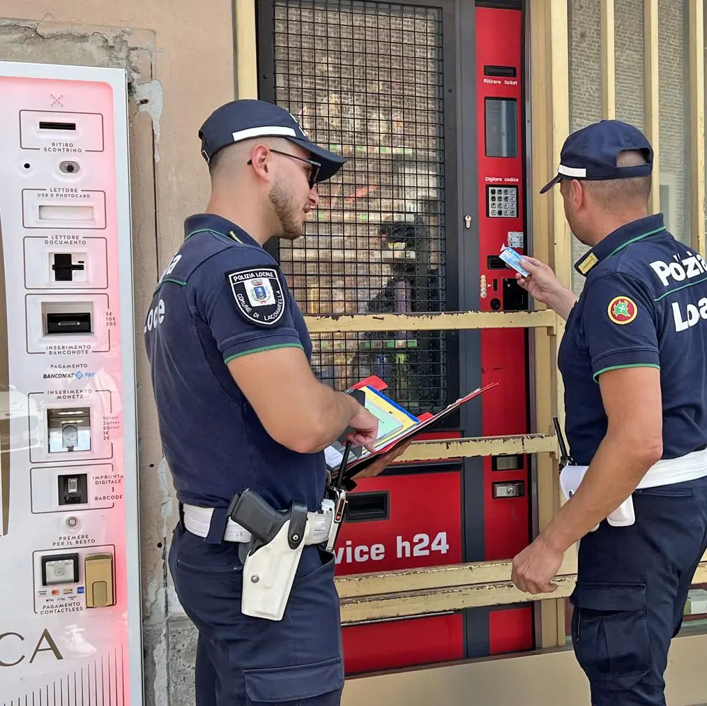 Raid notturni di ladri di monetine a Varese: scuole e Prefettura colpite
